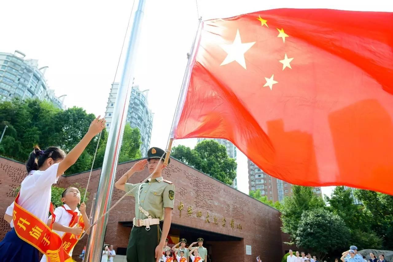 海贼王1104话汉化,大熊暴揍萨坦后失去行动能力,黄猿为波妮泪目